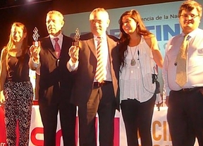Estrella fue distinguido junto a Osvaldo Nemirovsci, posando junto a la Presidenta de la Fundación María Sol Tischik, la Secretaria General del PJ Digital Daniela Vila y Fabricio Casarosa