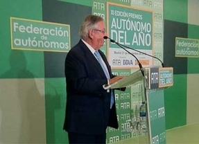Fernando Jáuregui recibiendo el Premio Autónomo del año que ATA concedió a Emprendedores 2020
