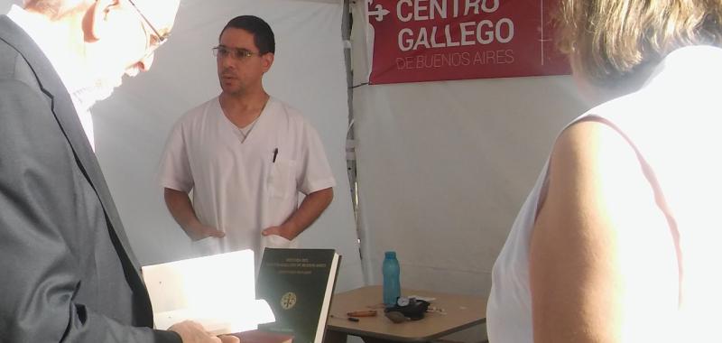 La historia del Centro Gallego atrapó al embajador en su paso por el stand
