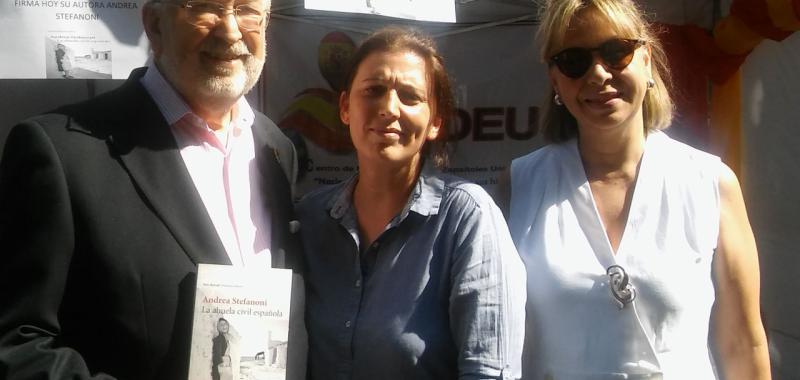 La escritora Andrea Stefanoni le obsequió el libro La Abuela Civil española